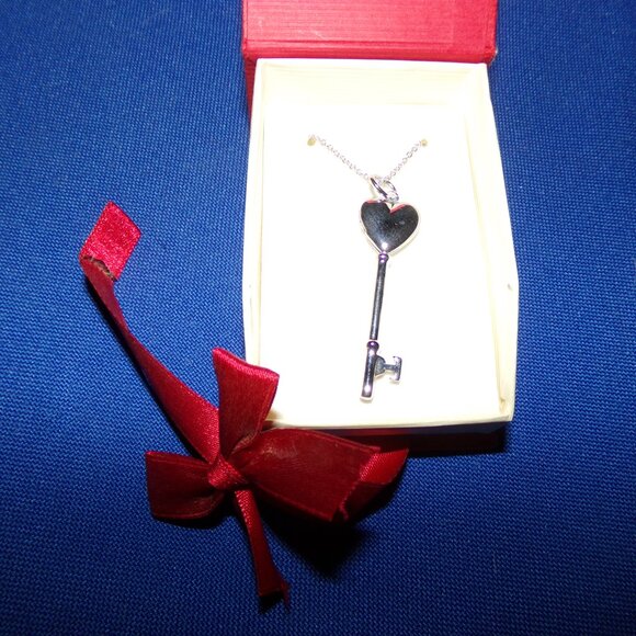 New -Silver Rhodium-Plated Heart Locket Key Pendant - 750 Italy - Red Ribbon Box - Picture 5 of 16
